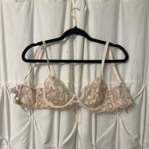 Elegant Lace Underwire Bra in Cream